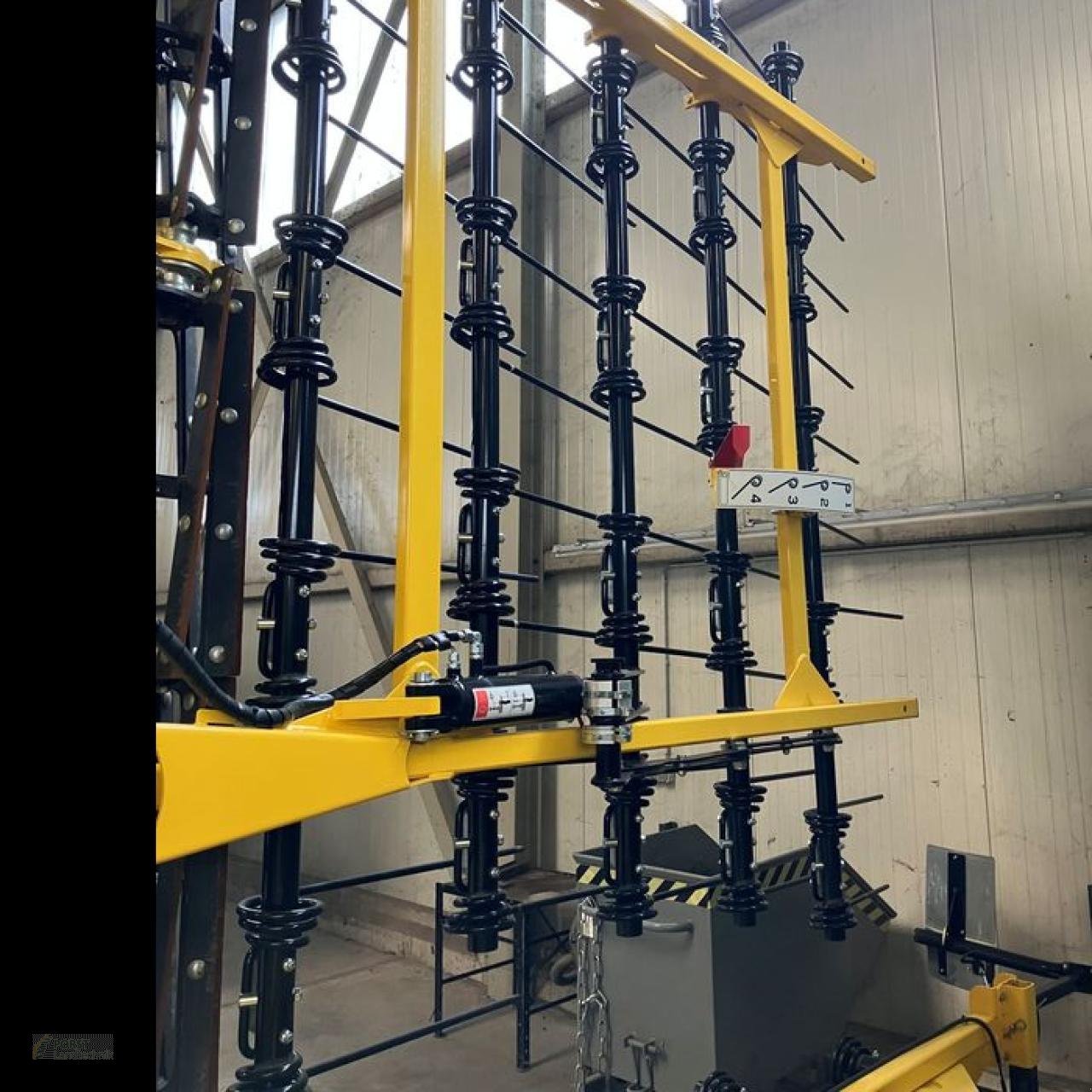 Striegel des Typs Bednar PRO PN 9000, Neumaschine in Jahnatal (Bild 3)