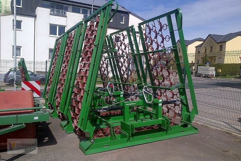 Striegel des Typs Düvelsdorf 8M 4-Reihig HD, Neumaschine in Fischbach/Clervaux (Bild 1)