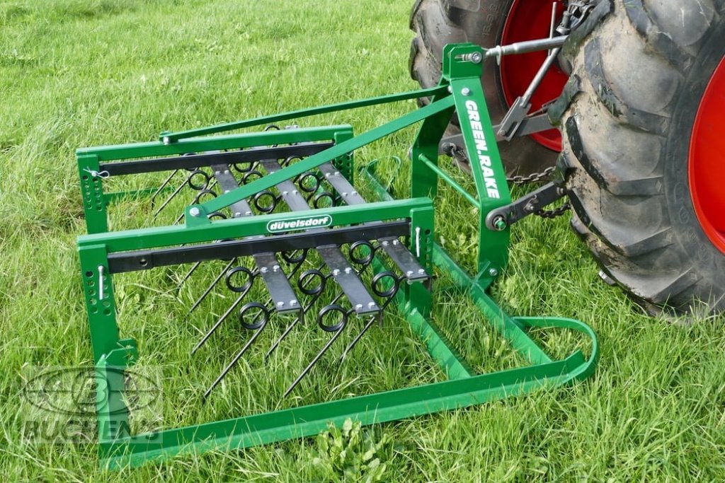 Striegel des Typs Düvelsdorf Green Rake 150 Kommunal, Neumaschine in Olpe (Bild 1)