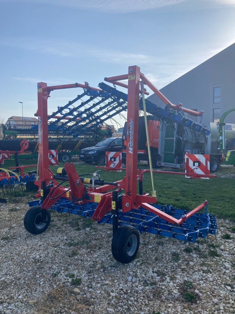 Striegel des Typs Hatzenbichler 6.00 m, Neumaschine in Chavornay (Bild 1)