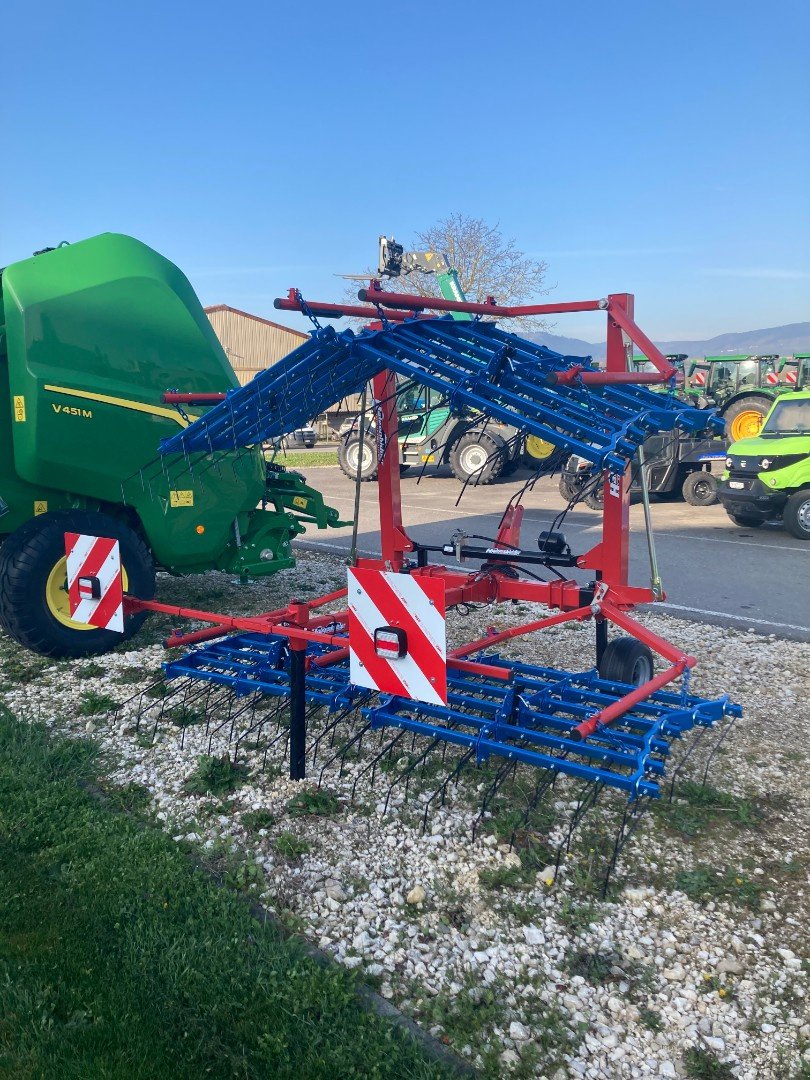 Striegel des Typs Hatzenbichler 6.00 m, Neumaschine in Chavornay (Bild 2)