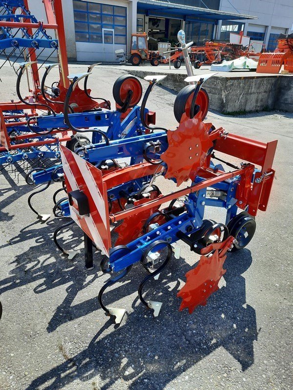 Striegel του τύπου Hatzenbichler Maishackmaschine 4-Reihig Heck Mechanische Klappung, Neumaschine σε Landquart (Φωτογραφία 1)