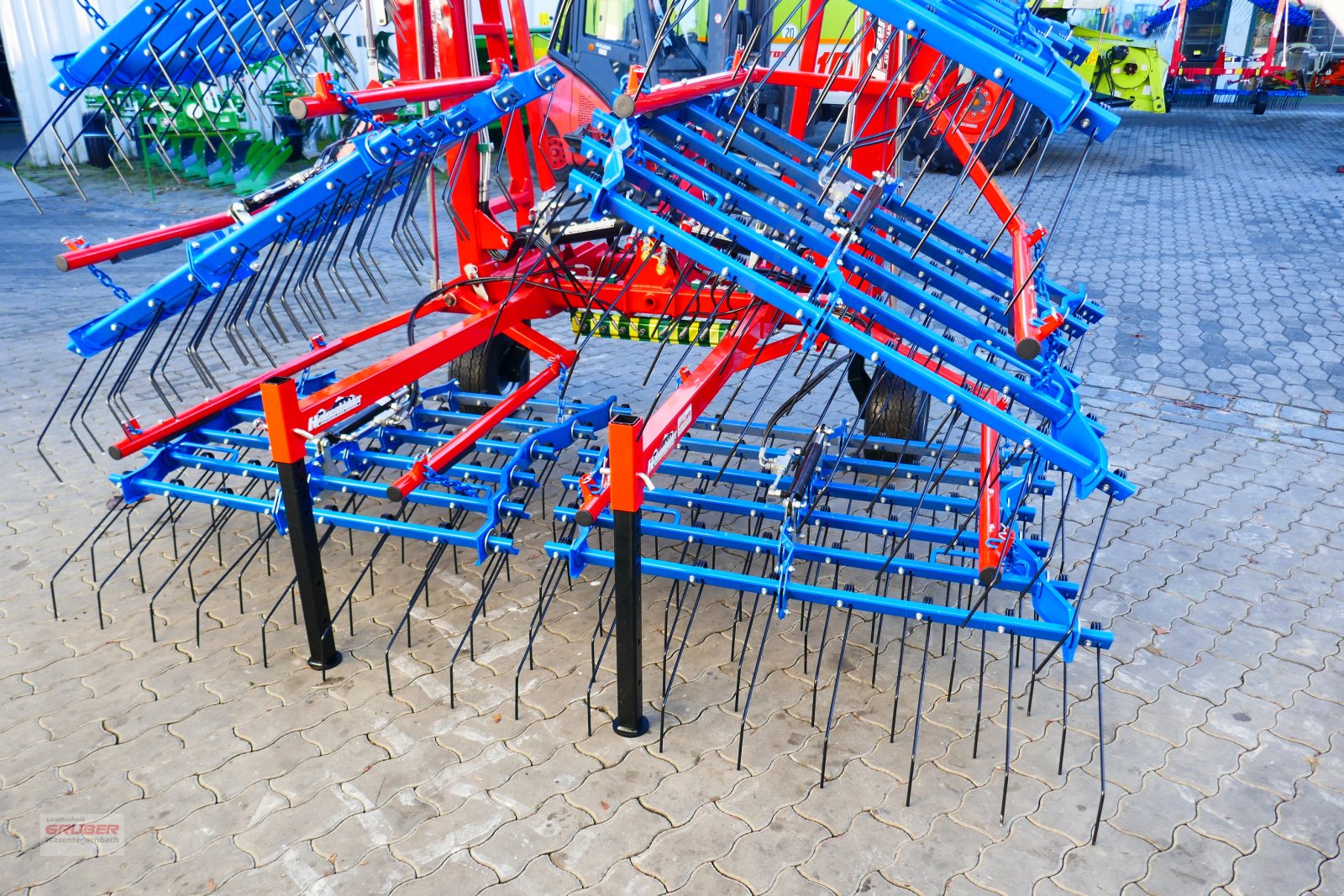 Striegel des Typs Hatzenbichler Original-Striegel 12m mit hydr. Zinkenverstellung, Neumaschine in Dorfen (Bild 3)