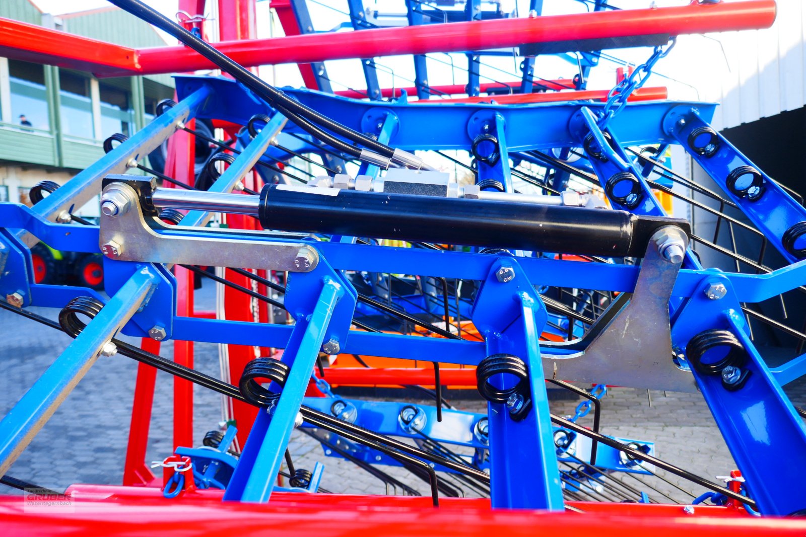 Striegel des Typs Hatzenbichler Original-Striegel 12m mit hydr. Zinkenverstellung, Neumaschine in Dorfen (Bild 4)