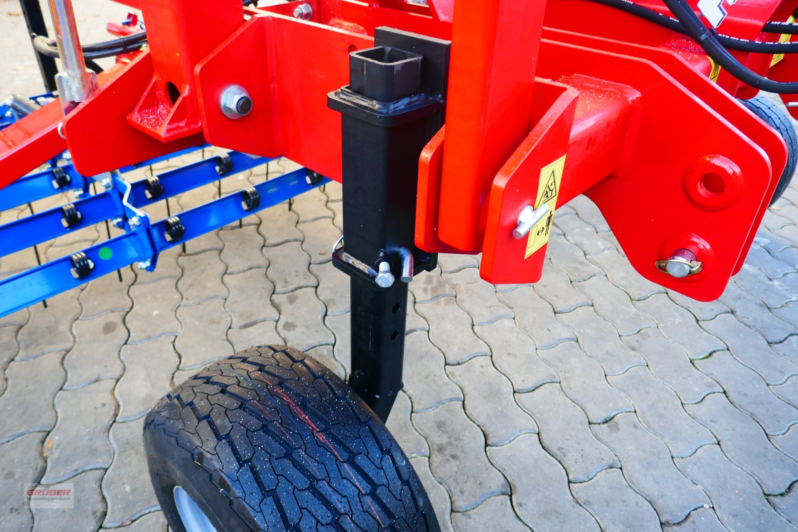 Striegel des Typs Hatzenbichler Original-Striegel 12m mit hydr. Zinkenverstellung, Neumaschine in Dorfen (Bild 6)