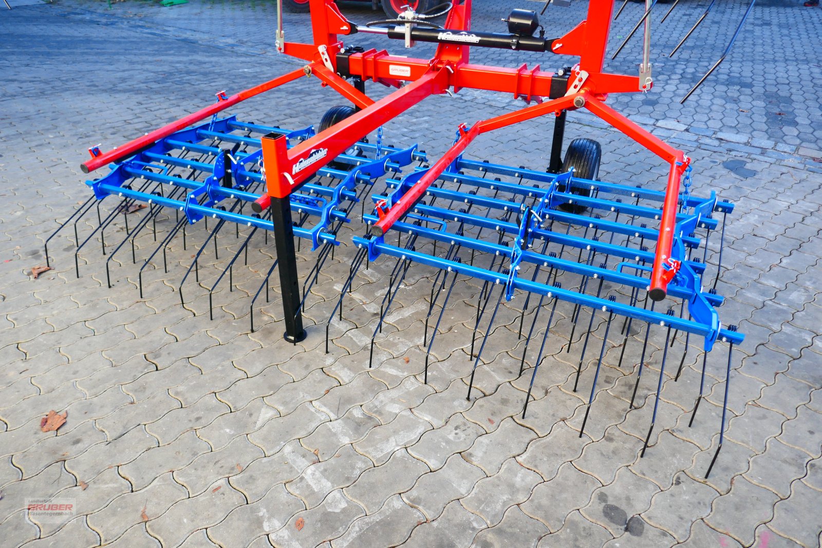 Striegel des Typs Hatzenbichler Original-Striegel 6m, Neumaschine in Dorfen (Bild 6)