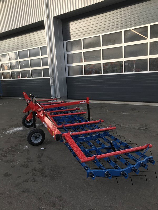 Striegel des Typs Hatzenbichler Striegel 6m, Neumaschine in Henau (Bild 3)