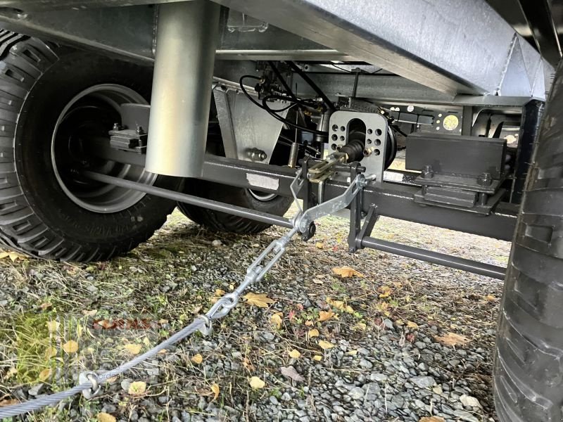 Tandemkipper des Typs Fliegl TDK 100 VR FOX *15 JAHRE CNOB*, Neumaschine in Gefrees (Bild 16)