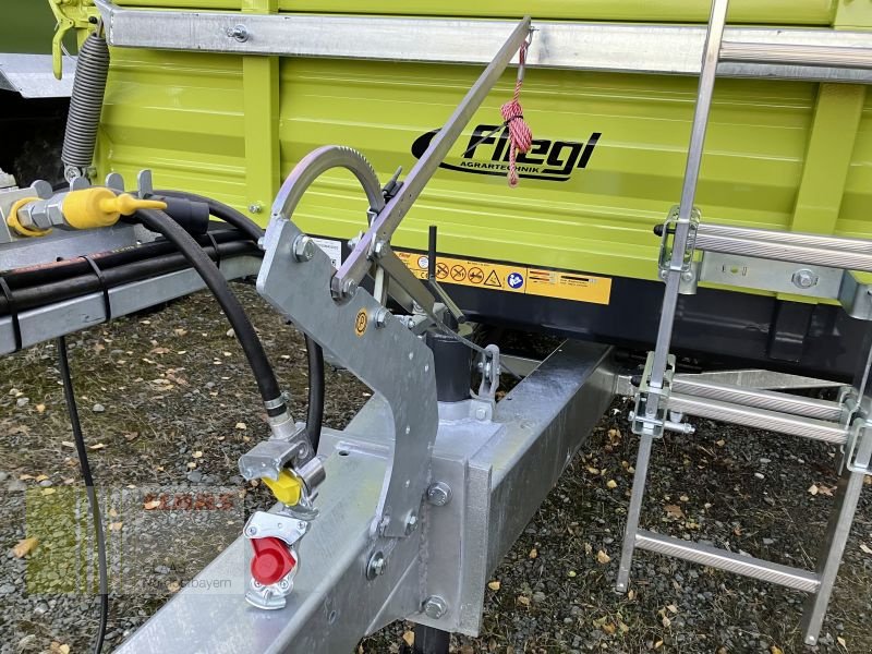 Tandemkipper des Typs Fliegl TDK 100 VR FOX *15 JAHRE CNOB*, Neumaschine in Gefrees (Bild 17)