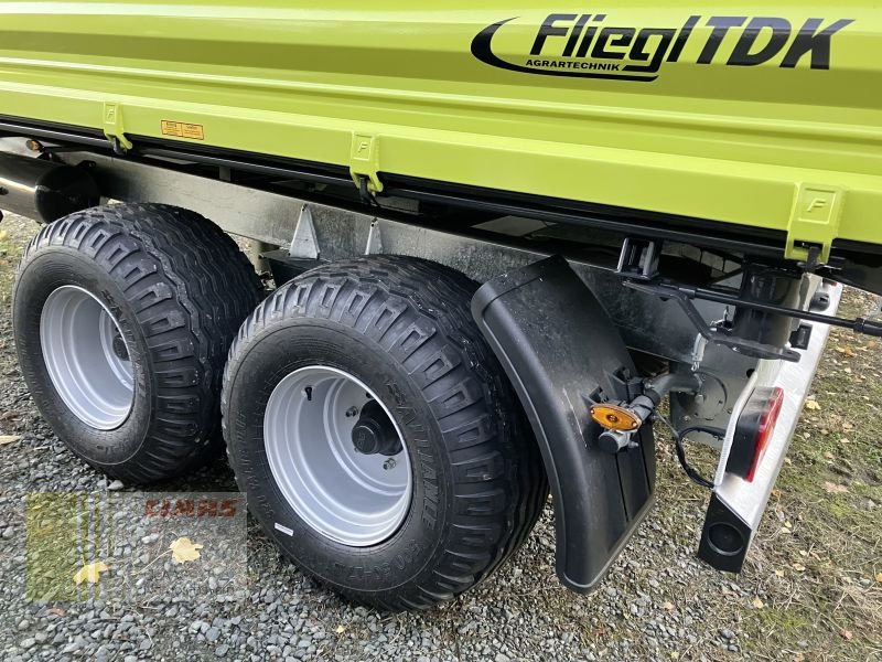 Tandemkipper des Typs Fliegl TDK 100 VR FOX *15 JAHRE CNOB*, Neumaschine in Gefrees (Bild 12)