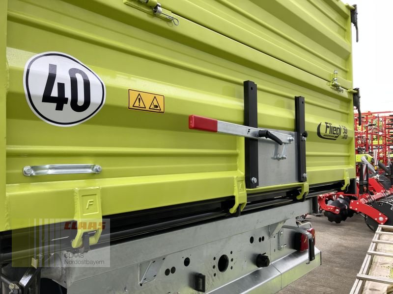 Tandemkipper des Typs Fliegl TDK 140 *15 JAHRE CNOB*, Neumaschine in Schwandorf (Bild 10)