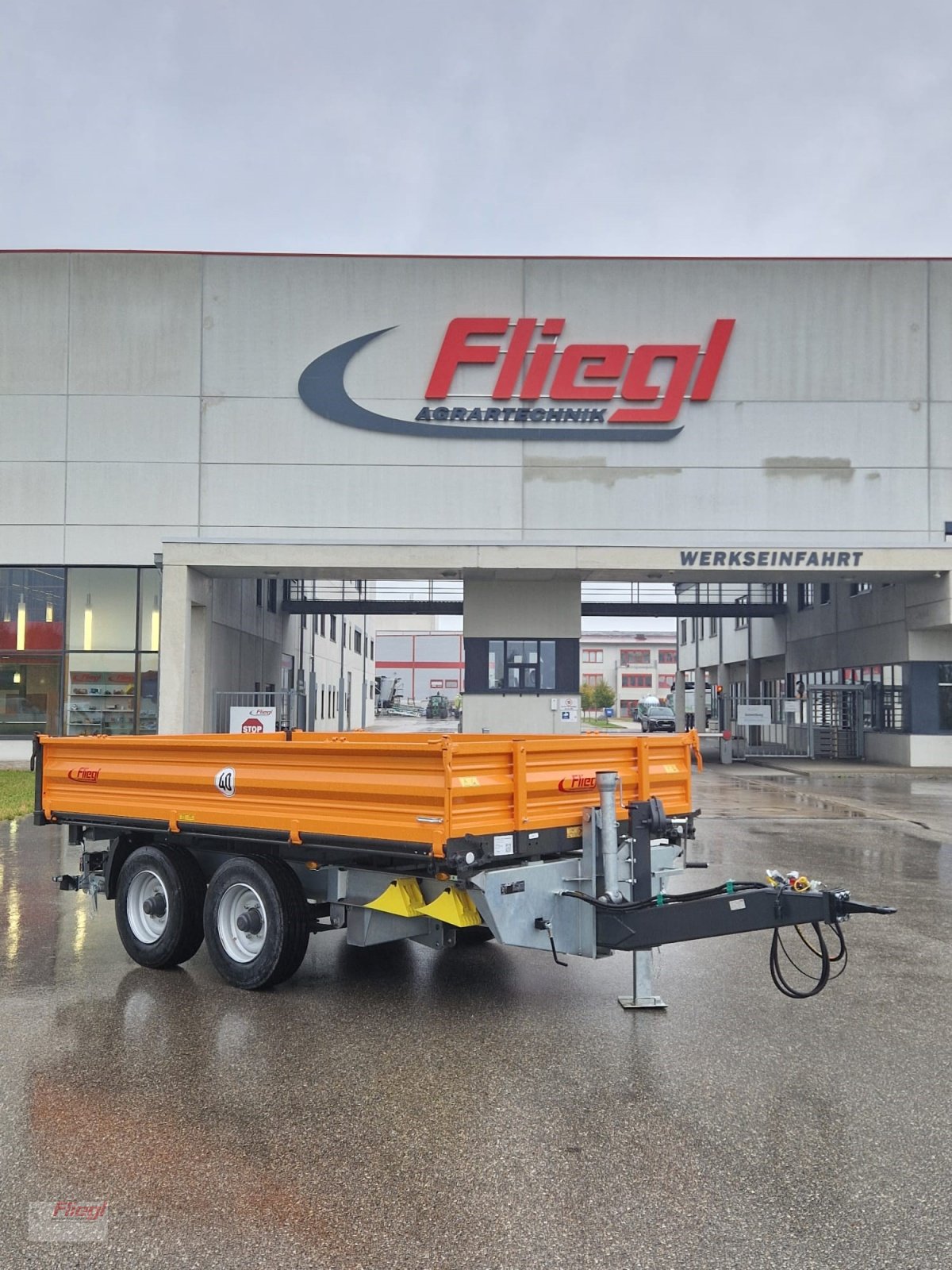 Tandemkipper of the type Fliegl TSK 115/90, Neumaschine in Mühldorf (Picture 1)