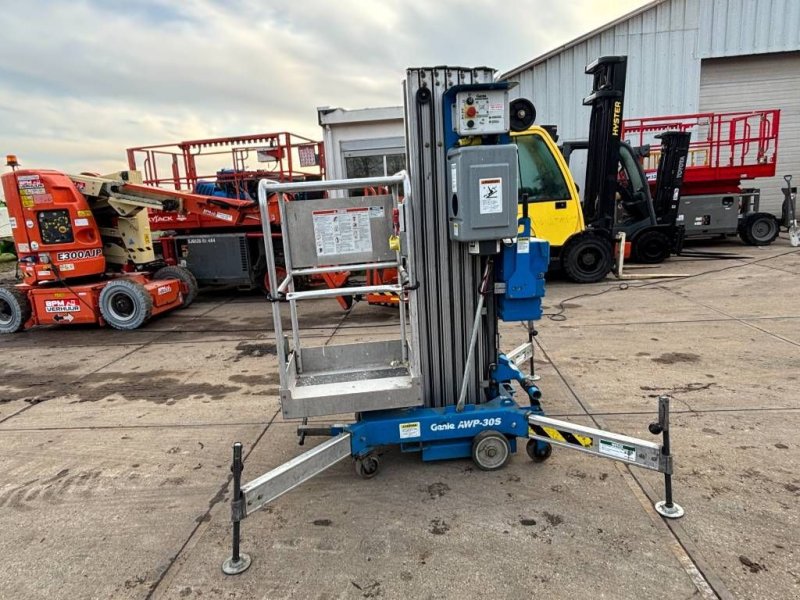 Teleskoparbeitsbühne typu Genie AWP30S masthoogwerker 2002 11 meter, Gebrauchtmaschine w Hooge mierde