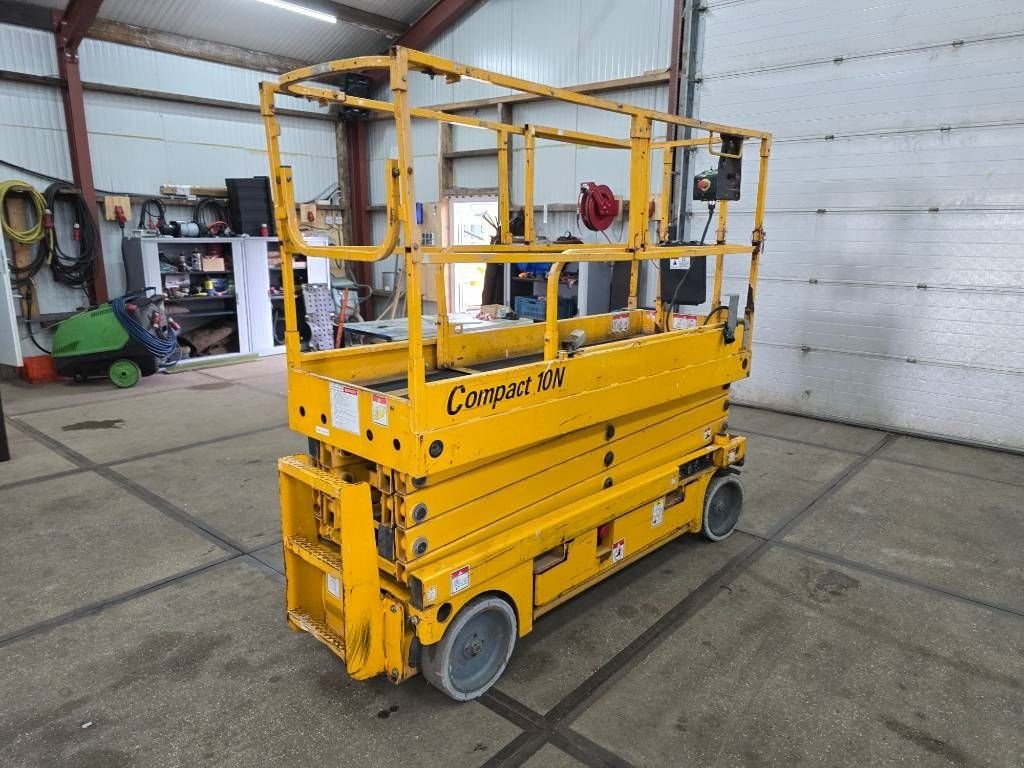 Teleskoparbeitsbühne типа Haulotte Compact 10 10N schaarhoogwerker schaarlift, Gebrauchtmaschine в Hooge mierde (Фотография 3)