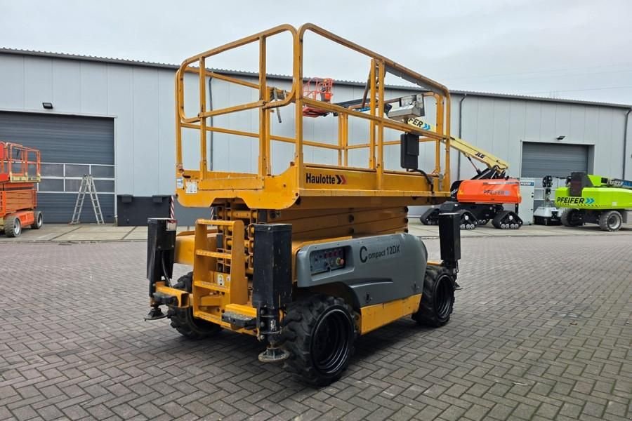 Teleskoparbeitsbühne des Typs Haulotte Compact 12DX Diesel, 4x4 Drive, 12m Working Height, Gebrauchtmaschine in Groenlo (Bild 8)