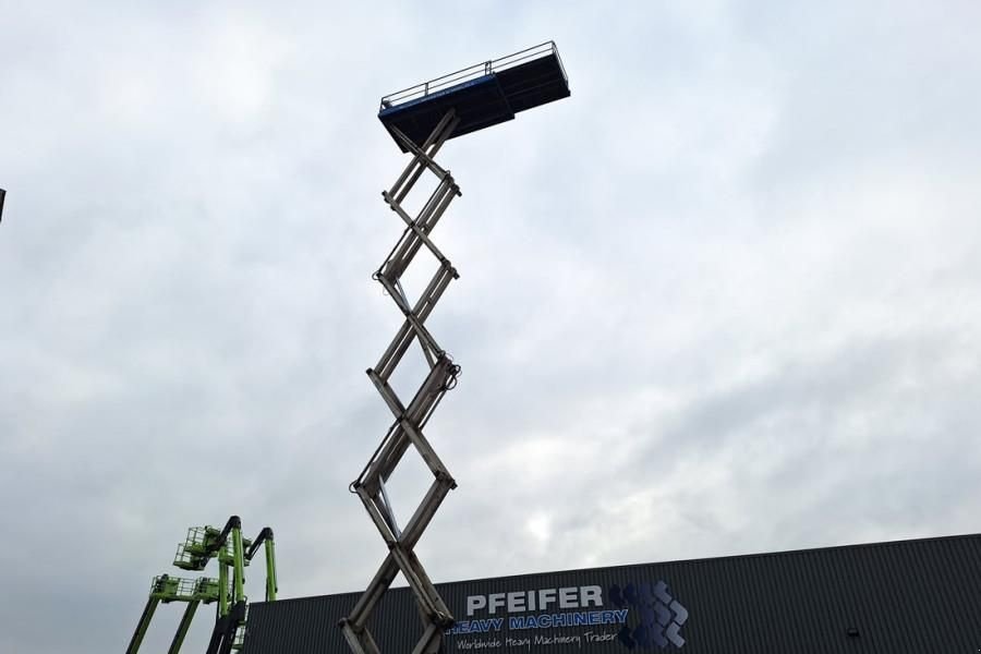 Teleskoparbeitsbühne des Typs Holland Lift Megastar G-300DL30/S Diesel, 4x4x4 Drive, 33.5m Wo, Gebrauchtmaschine in Groenlo (Bild 11)