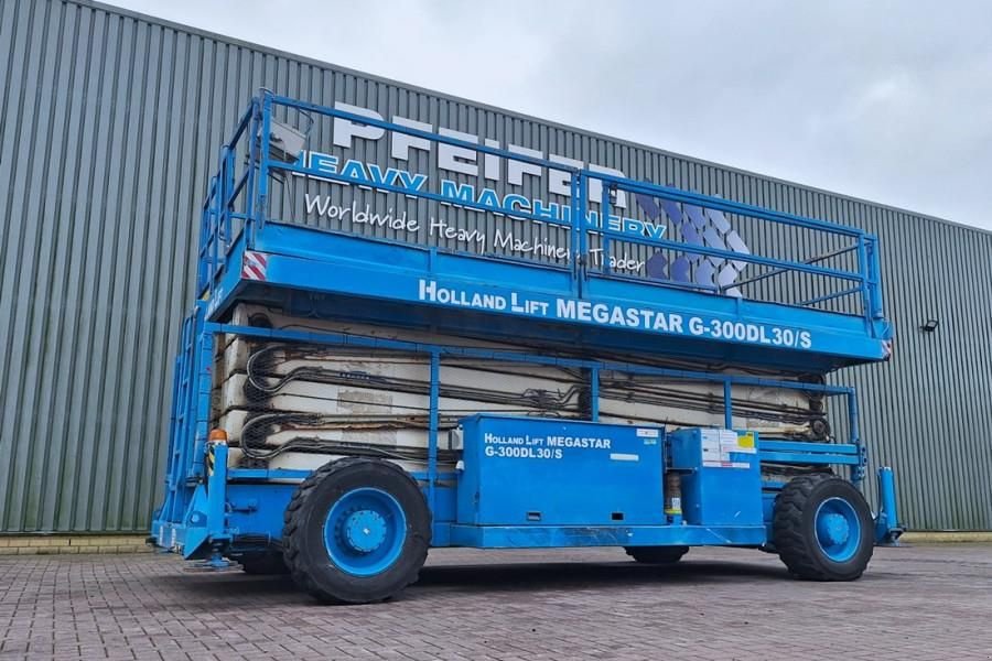 Teleskoparbeitsbühne des Typs Holland Lift Megastar G-300DL30/S Diesel, 4x4x4 Drive, 33.5m Wo, Gebrauchtmaschine in Groenlo (Bild 1)