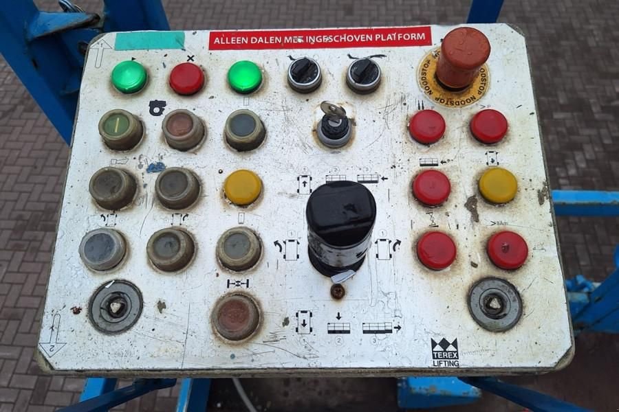 Teleskoparbeitsbühne des Typs Holland Lift Megastar G300 Diesel, 4x4x4 Drive, 33.5m Working H, Gebrauchtmaschine in Groenlo (Bild 4)