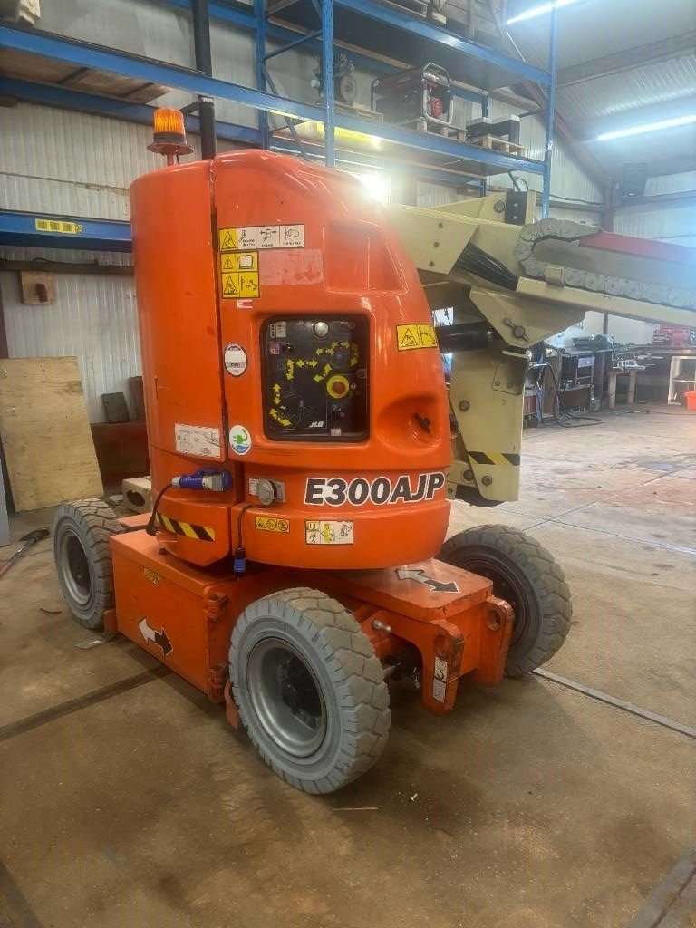 Teleskoparbeitsbühne tipa JLG E 300 AJP 12m knikarmhoogwerker telescoop, Gebrauchtmaschine u Hooge mierde (Slika 4)