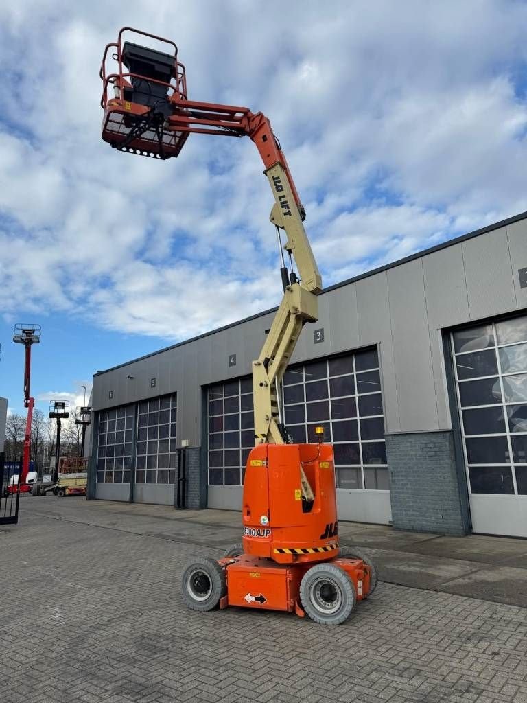 Teleskoparbeitsbühne tipa JLG E 300 AJP 12m knikarmhoogwerker telescoop, Gebrauchtmaschine u Hooge mierde (Slika 3)