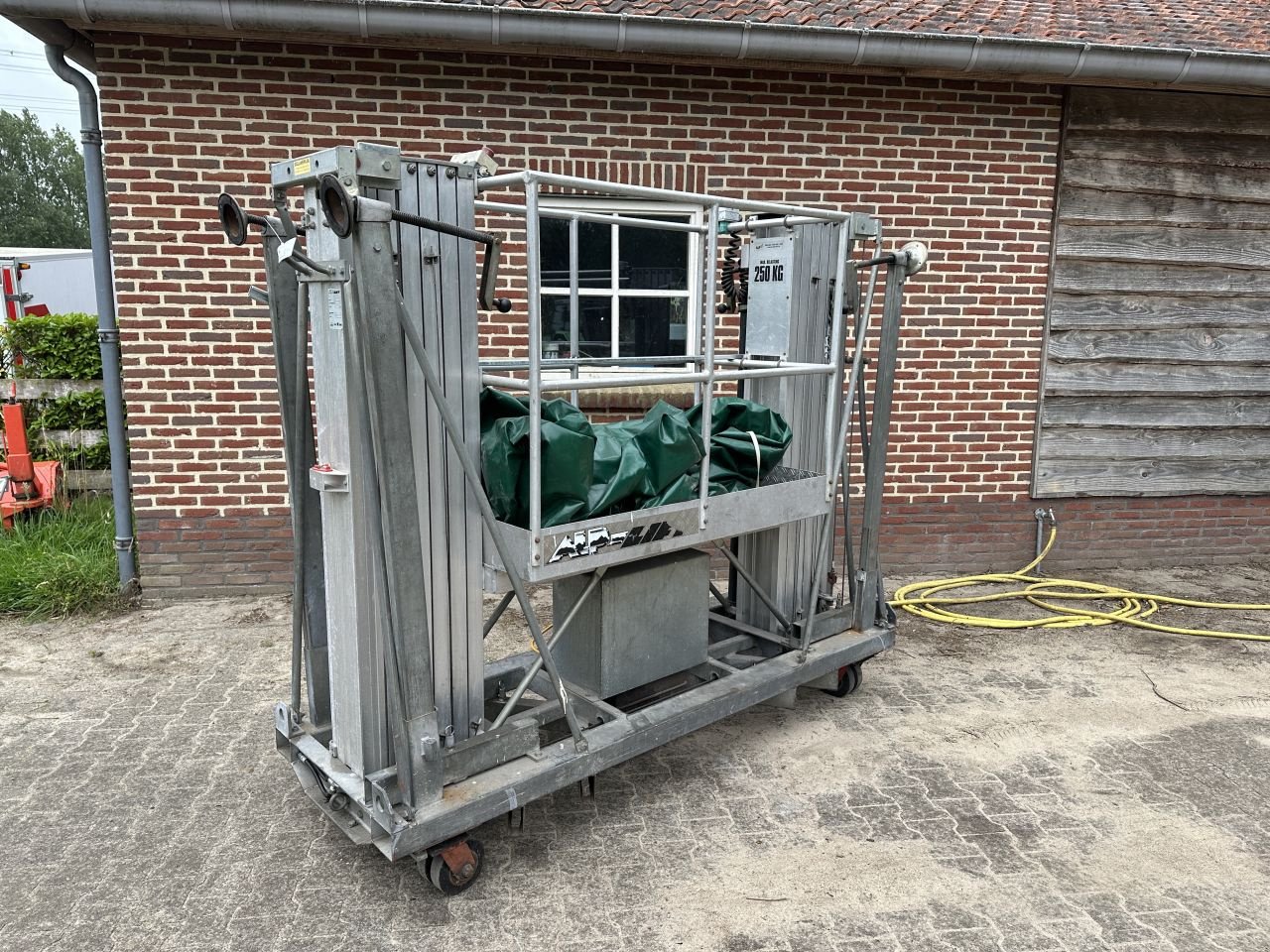 Teleskoparbeitsbühne des Typs Sonstige Alpina 2 persoons lift, Gebrauchtmaschine in Almen (Bild 1)