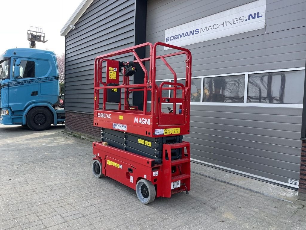 Teleskoparbeitsbühne Türe ait Sonstige MAGNI ES0807 AC schaarhoogwerker BJ 2023 26 uur, Gebrauchtmaschine içinde Neer (resim 8)