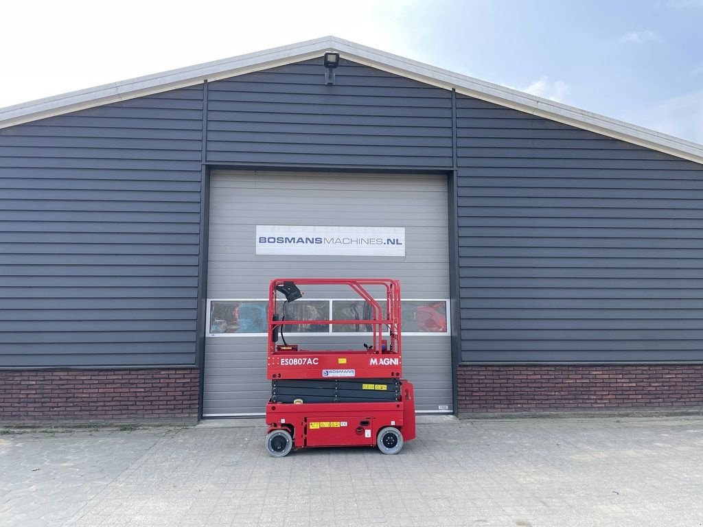 Teleskoparbeitsbühne Türe ait Sonstige MAGNI ES0807 AC schaarhoogwerker BJ 2023 26 uur, Gebrauchtmaschine içinde Neer (resim 5)