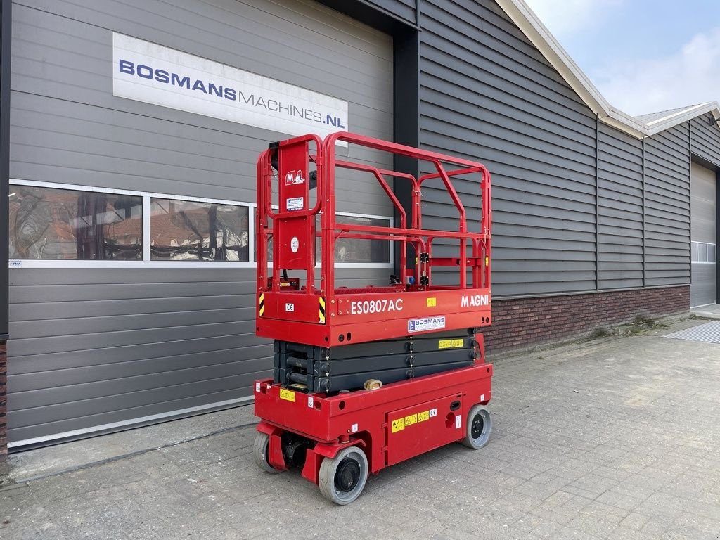 Teleskoparbeitsbühne Türe ait Sonstige MAGNI ES0807 AC schaarhoogwerker BJ 2023 26 uur, Gebrauchtmaschine içinde Neer (resim 7)