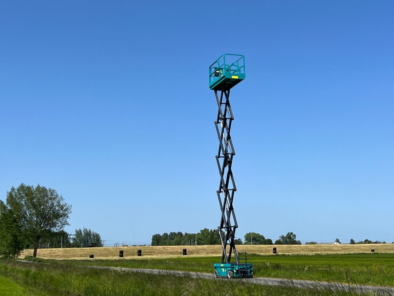 Teleskoparbeitsbühne des Typs Sunward 12 meter schaarhoogwerker elektr, Gebrauchtmaschine in Hardinxveld-Giessendam (Bild 2)