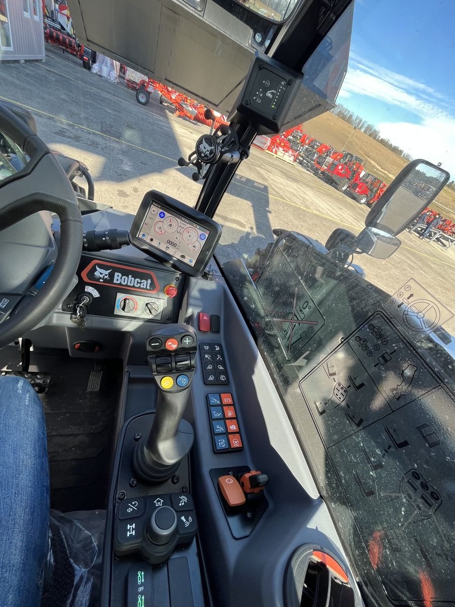 Teleskoplader of the type Bobcat TL43.80HF, Neumaschine in Wallern (Picture 14)
