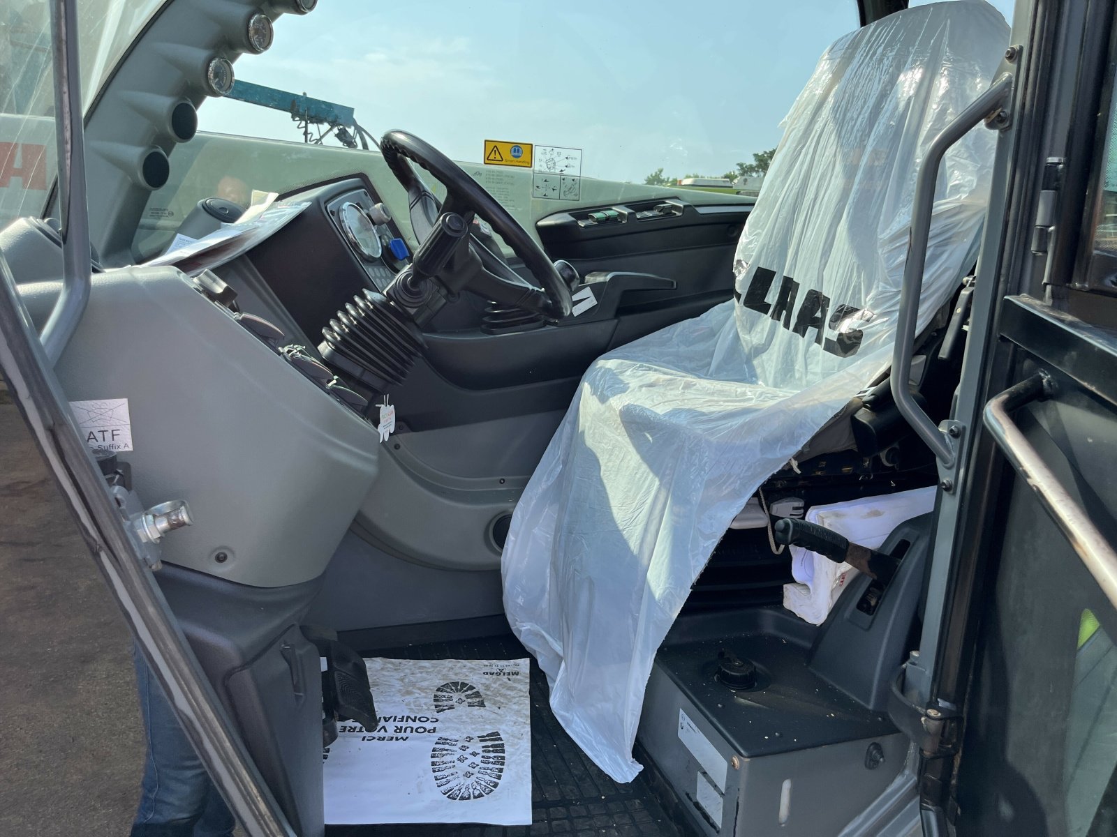 Teleskoplader typu CLAAS SCORPION 7035 T4 TRADITION, Gebrauchtmaschine v PONTIVY (Obrázek 3)