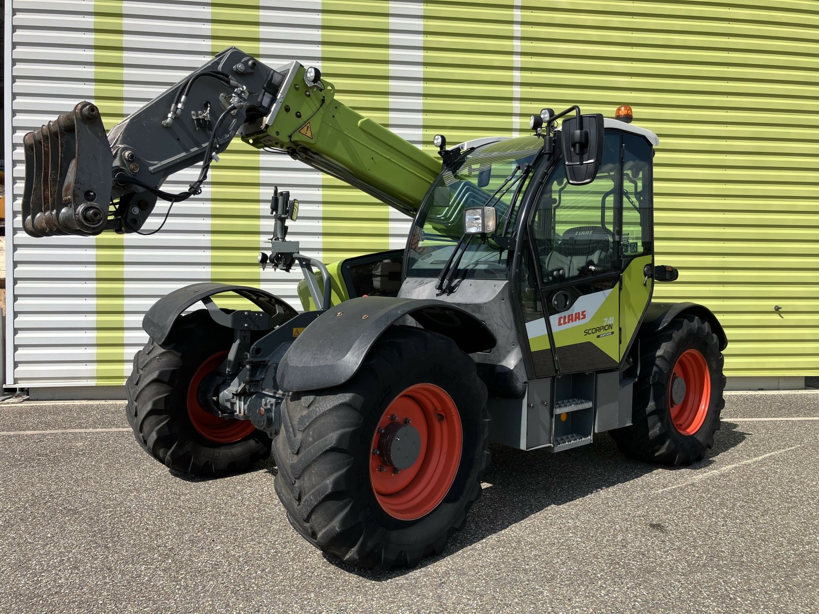 Teleskoplader of the type CLAAS SCORPION 741 VP, Gebrauchtmaschine in AILLAS (Picture 1)