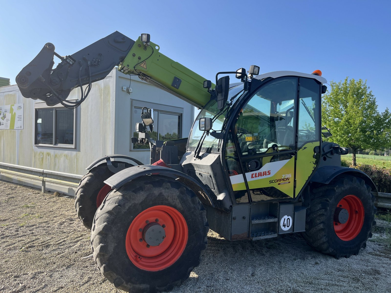Teleskoplader des Typs CLAAS TELESCOPIQUE SCORPION 736, Gebrauchtmaschine in PONTIVY (Bild 2)