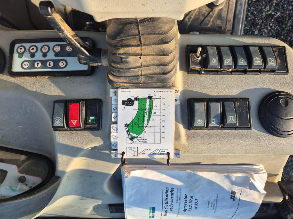 Teleskoplader от тип Deutz-Fahr Caterpillar Agrovector 37.7, Gebrauchtmaschine в Savigny sur Braye (Снимка 9)