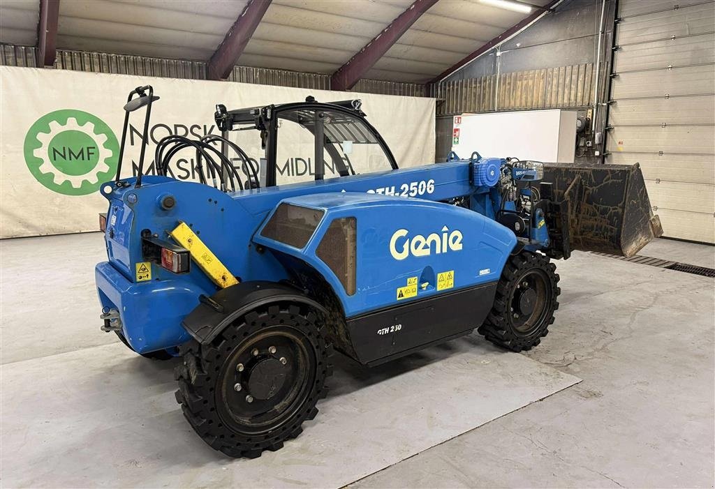 Teleskoplader от тип Genie GTH-2506 Skuffe og pallegaffel, Gebrauchtmaschine в Ølen (Снимка 7)