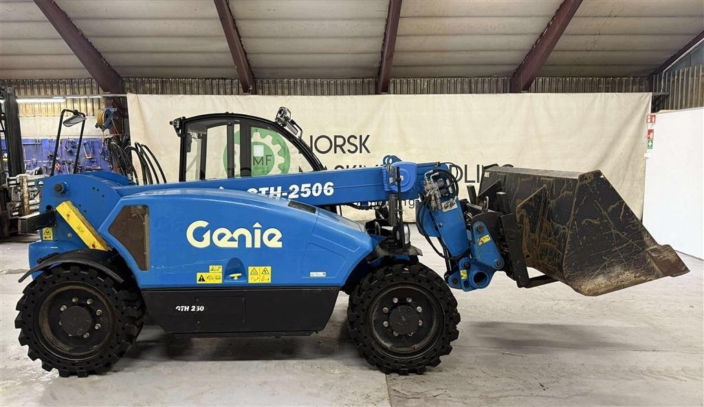 Teleskoplader от тип Genie GTH-2506 Skuffe og pallegaffel, Gebrauchtmaschine в Ølen (Снимка 5)