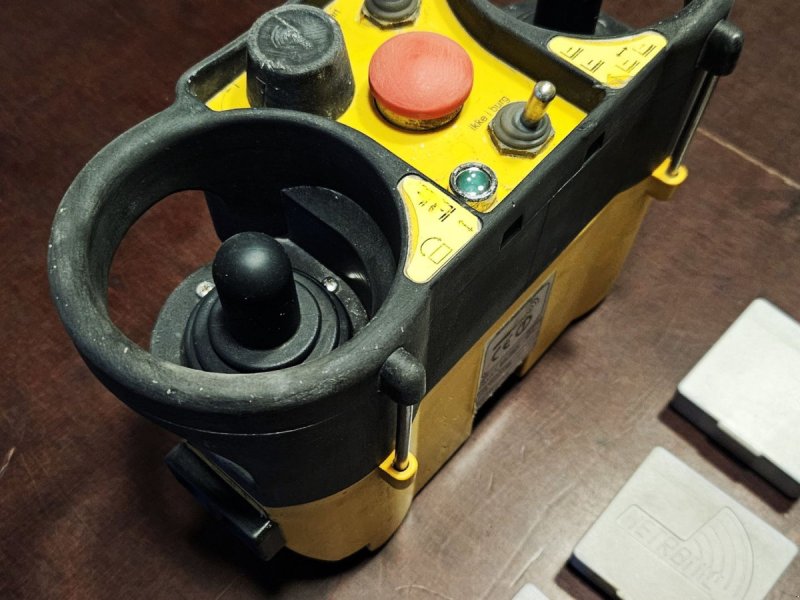 Teleskoplader типа Manitou Fjernbetjening / HETRONIC / inkl. 3 batterier / pæn og ordentlig stand, Gebrauchtmaschine в Arden (Фотография 1)