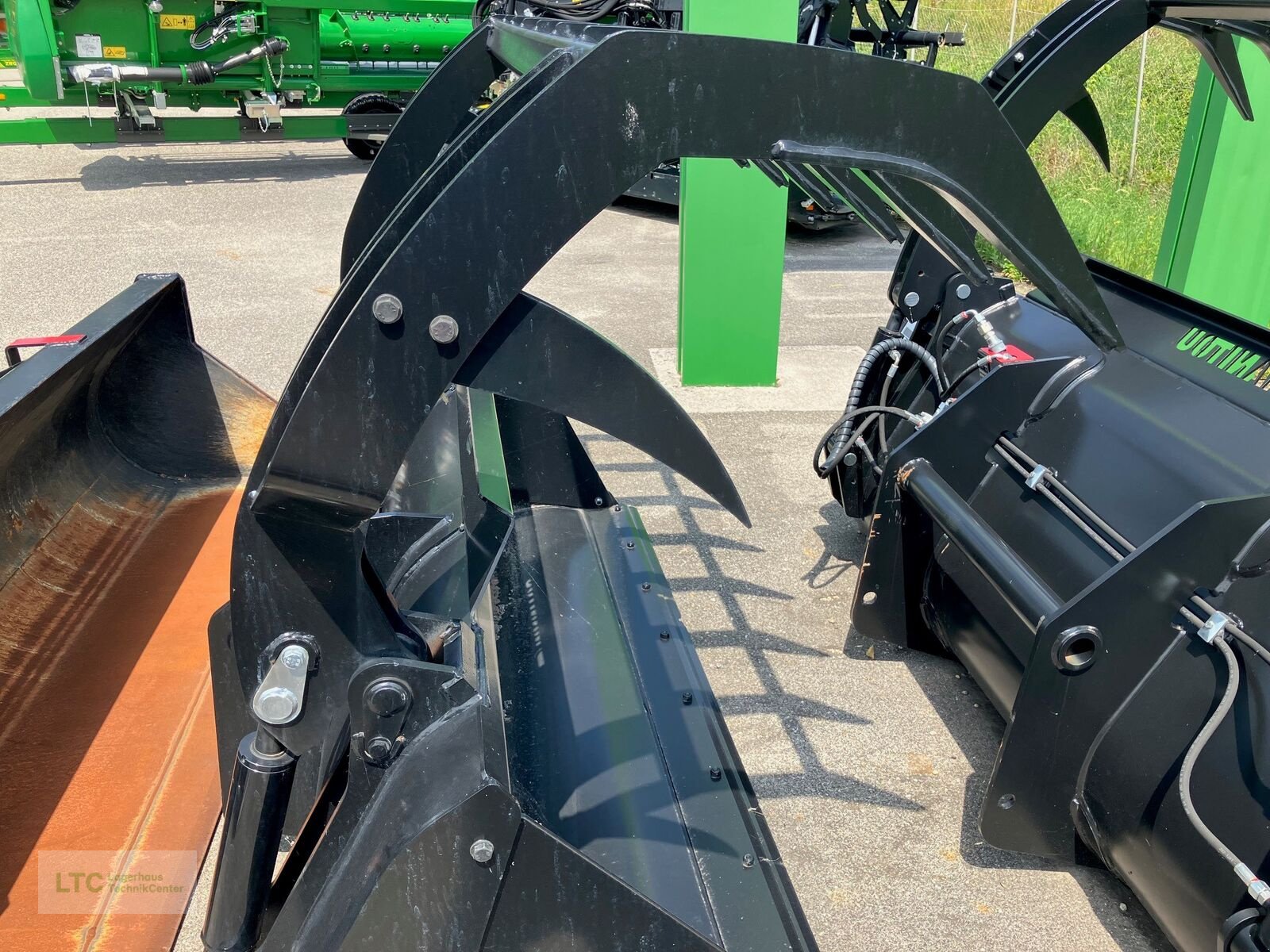 Teleskoplader of the type Manitou Greifschaufel CBG 2300/1350, Neumaschine in Korneuburg (Picture 5)