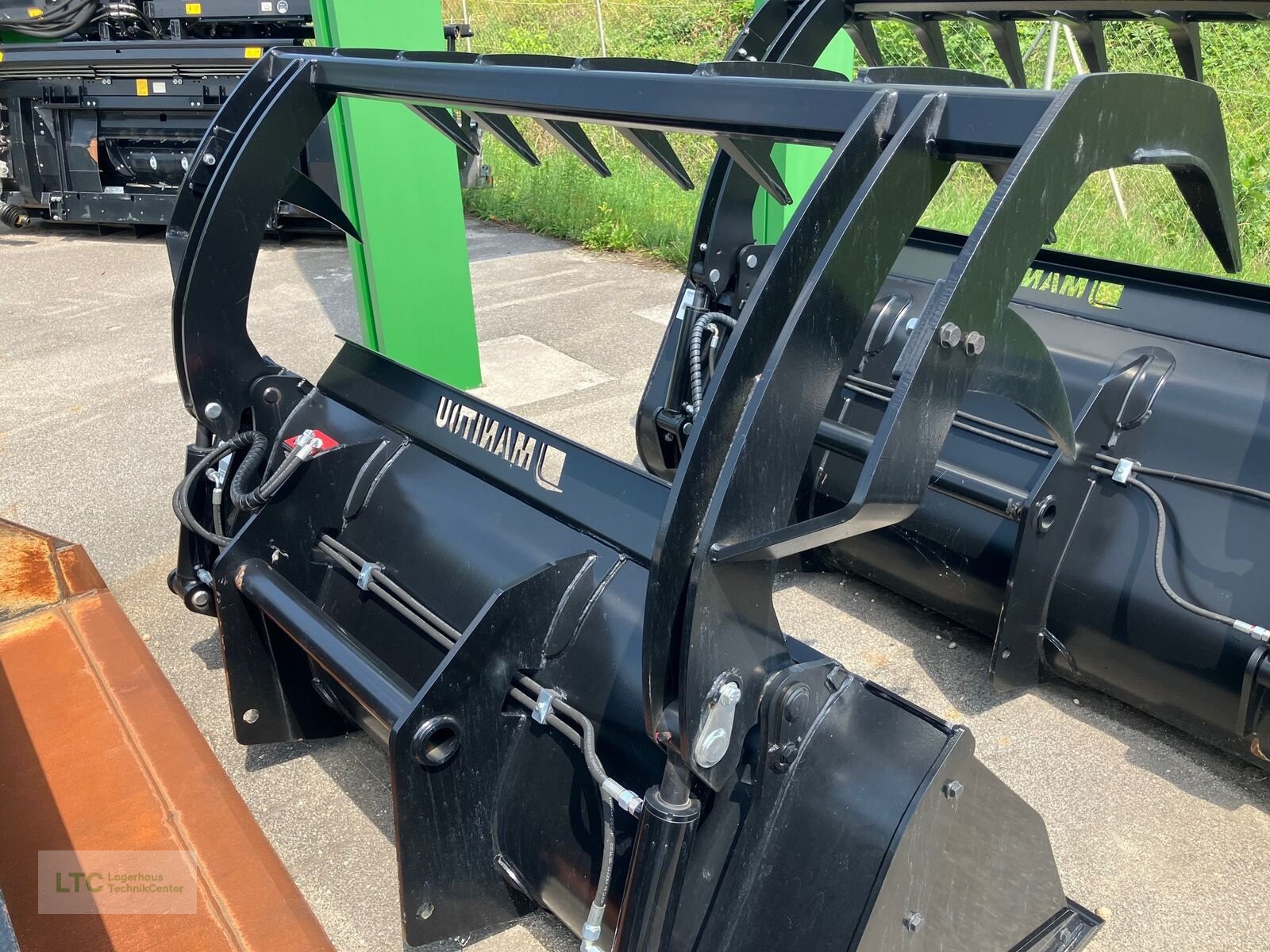 Teleskoplader of the type Manitou Greifschaufel CBG 2300/1350, Neumaschine in Korneuburg (Picture 4)