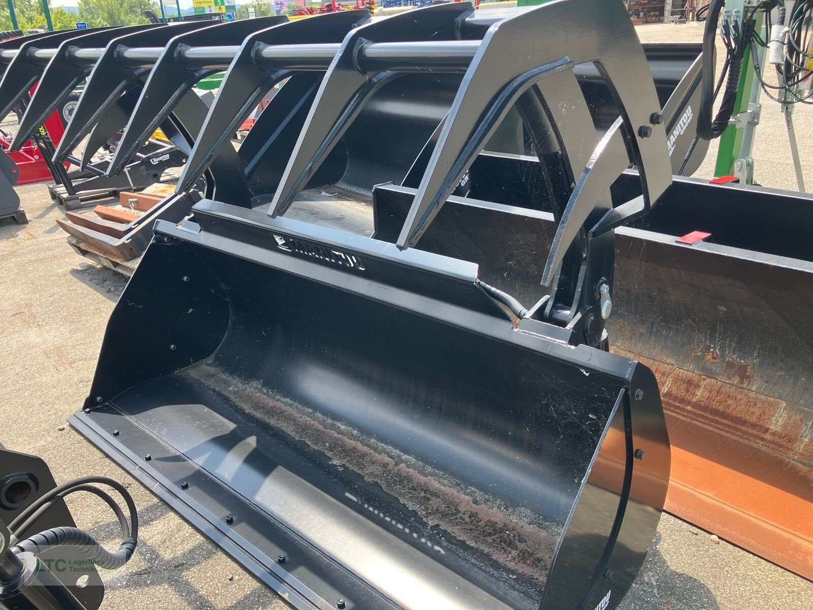 Teleskoplader of the type Manitou Greifschaufel CBG 2300/1350, Neumaschine in Korneuburg (Picture 1)