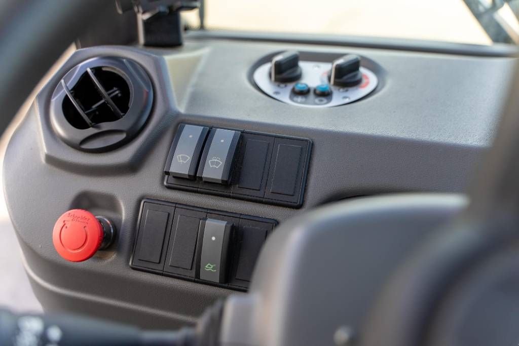 Teleskoplader tip Manitou MRT 3050+, Gebrauchtmaschine in Moerbeke (Poză 11)