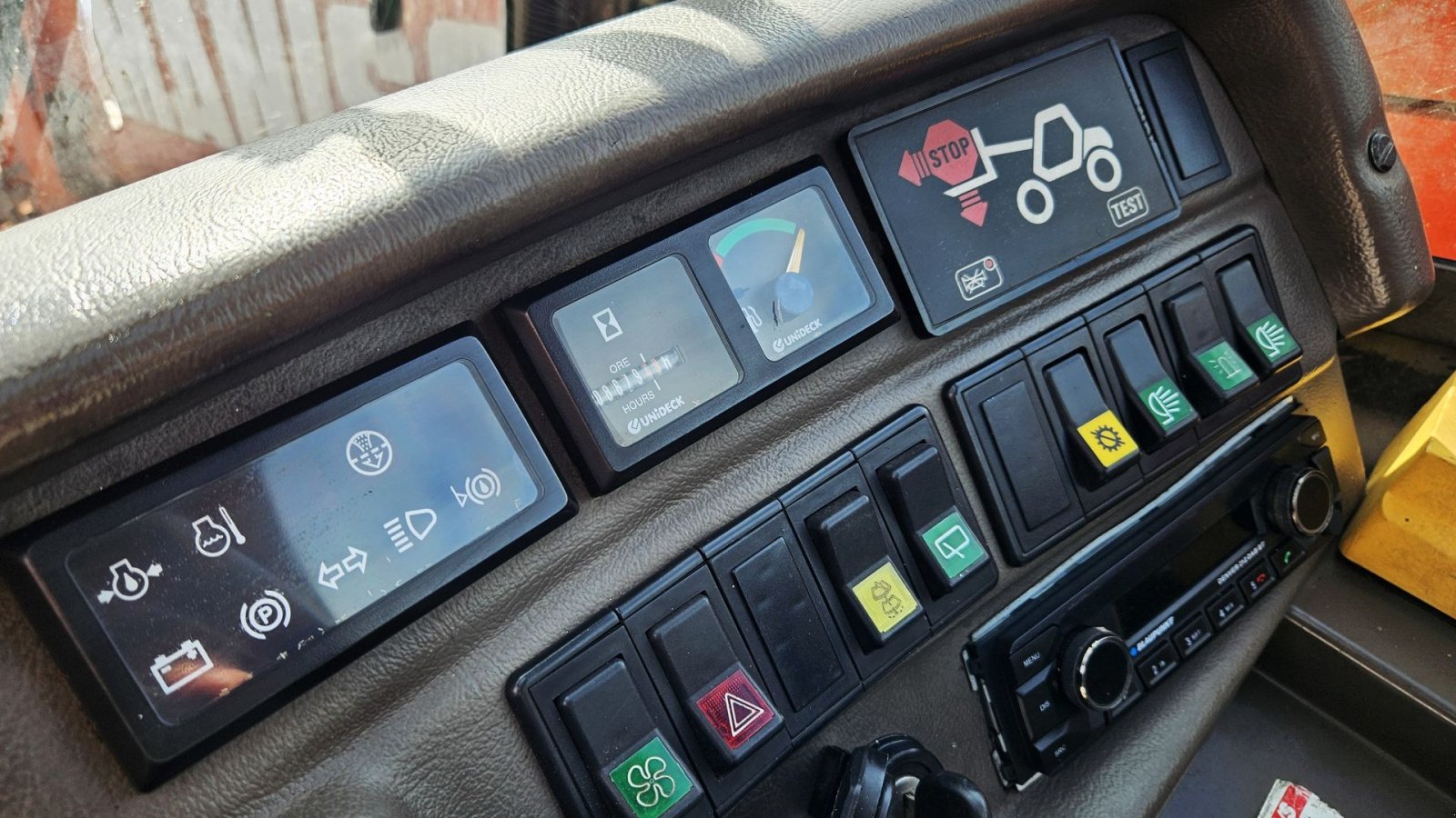 Teleskoplader tip Manitou MT 1232 ST / med 4 stk tilbehør / 8600 timer, Gebrauchtmaschine in Arden (Poză 17)