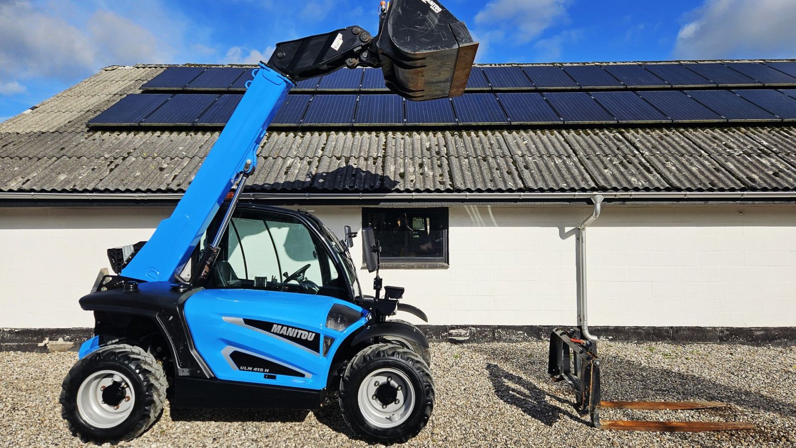 Teleskoplader Türe ait Manitou ULM 415 H / tæt på ny stand / inkl. redskaber / kan køres på trailer, Gebrauchtmaschine içinde Arden (resim 2)