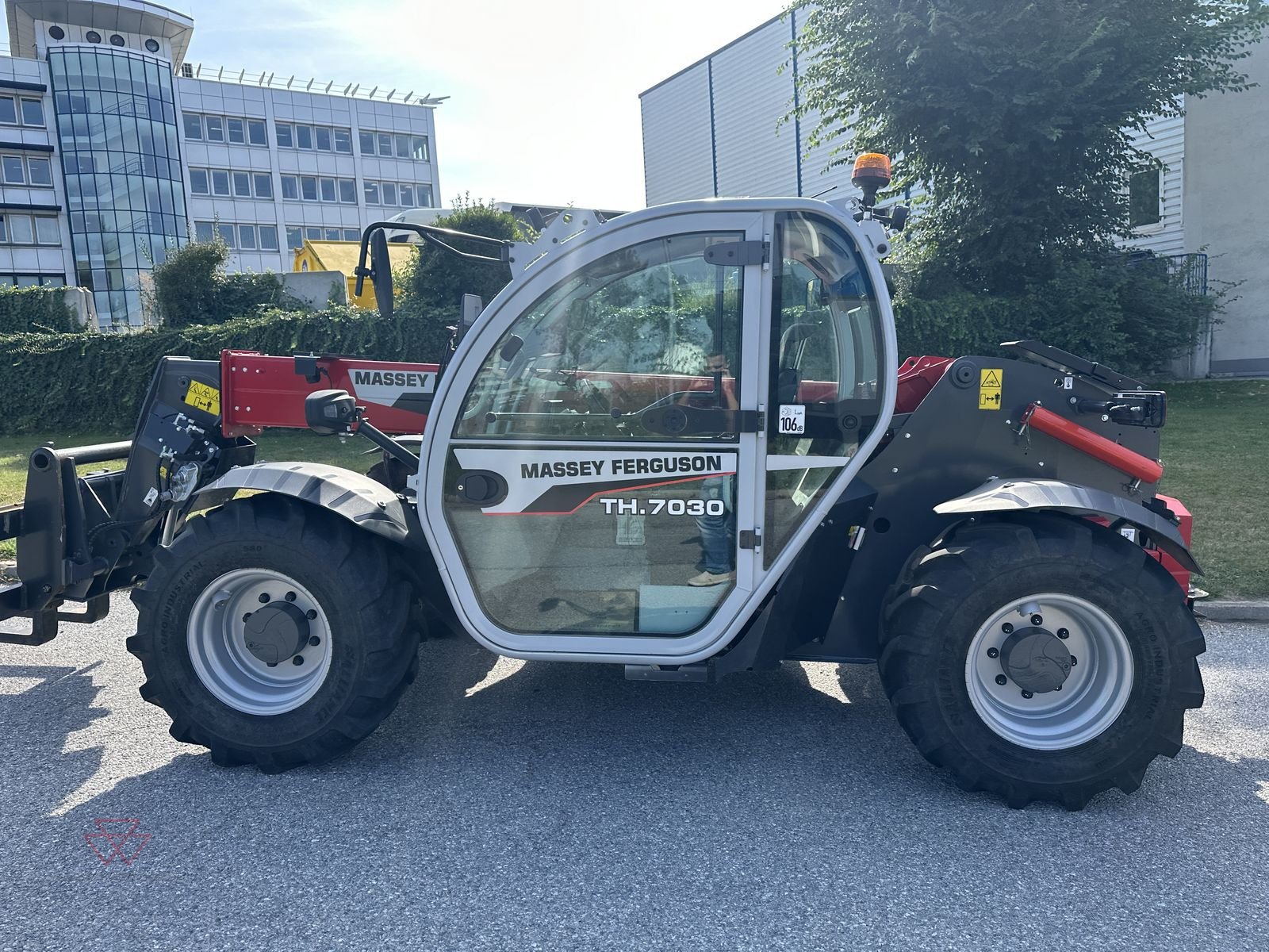 Teleskoplader des Typs Massey Ferguson Massey Ferguson TH.7030LP S5, Vorführmaschine in Schwechat (Bild 8)