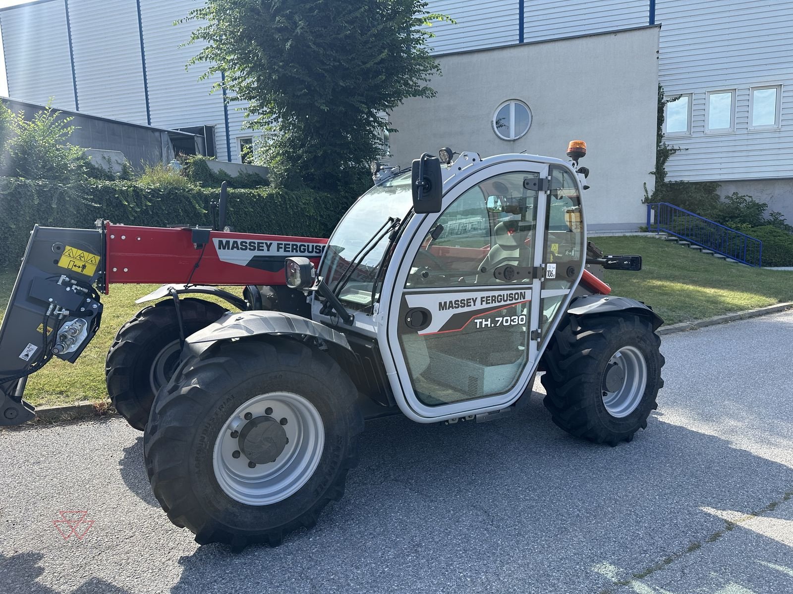 Teleskoplader des Typs Massey Ferguson Massey Ferguson TH.7030LP S5, Vorführmaschine in Schwechat (Bild 9)