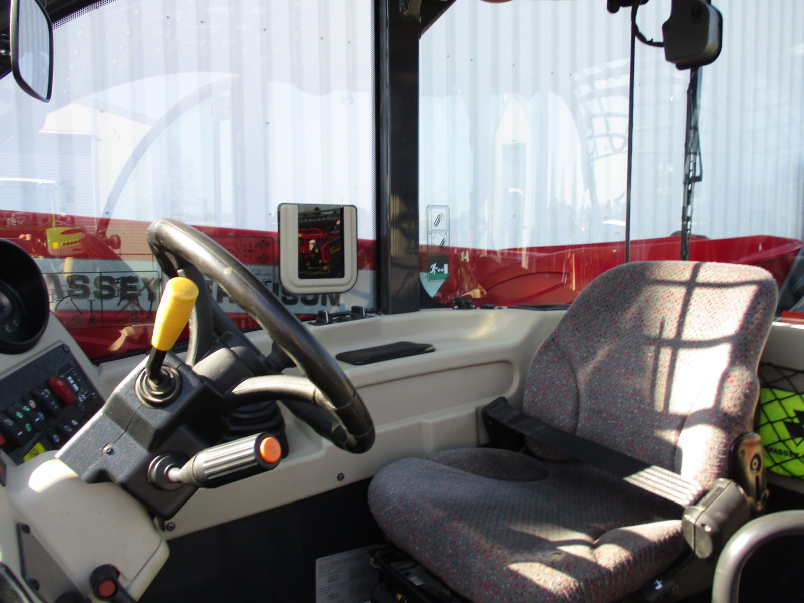 Teleskoplader of the type Massey Ferguson TH 7038 T4f, Gebrauchtmaschine in Korbach (Picture 10)