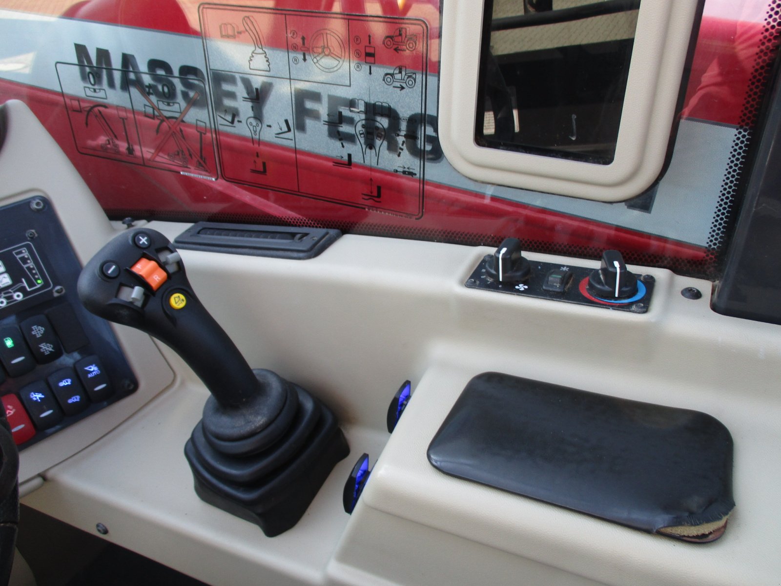 Teleskoplader of the type Massey Ferguson TH 7038 T4f, Gebrauchtmaschine in Korbach (Picture 12)