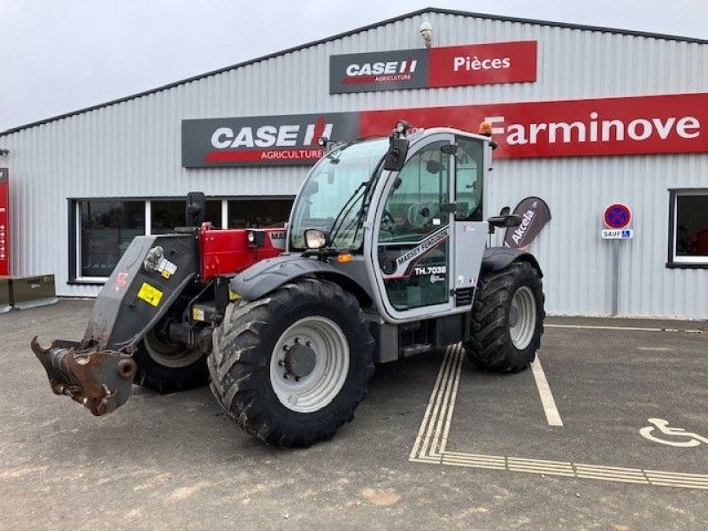 Teleskoplader des Typs Massey Ferguson TH 7038, Gebrauchtmaschine in POUSSAY (Bild 2)