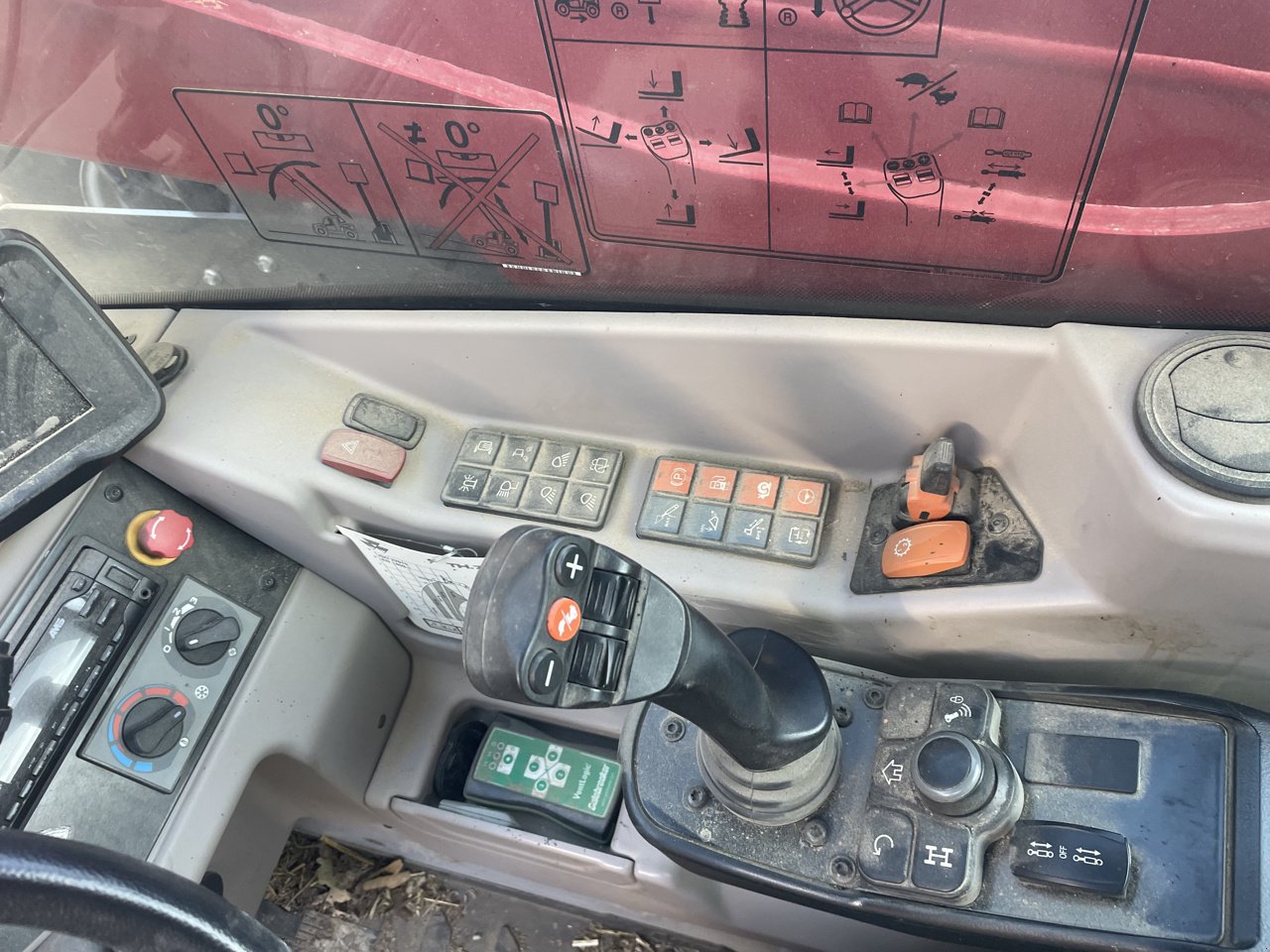 Teleskoplader des Typs Massey Ferguson TH 7038, Gebrauchtmaschine in MALESTROIT (Bild 6)