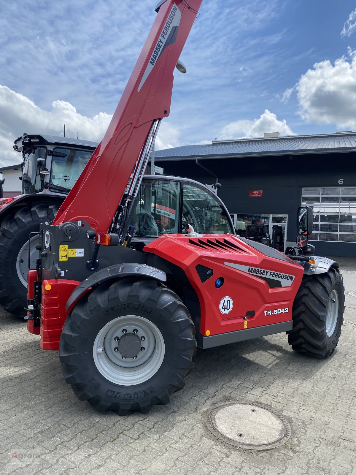 Teleskoplader of the type Massey Ferguson TH 8043, Neumaschine in Riedhausen (Picture 2)
